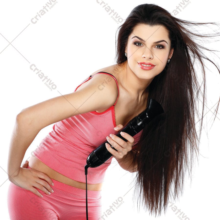 Mulher secando cabelo longo com secador