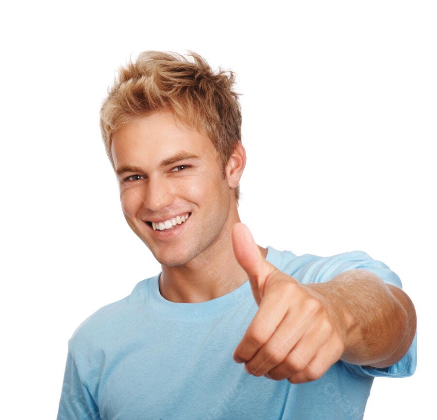 Homem sorrindo com polegar para cima