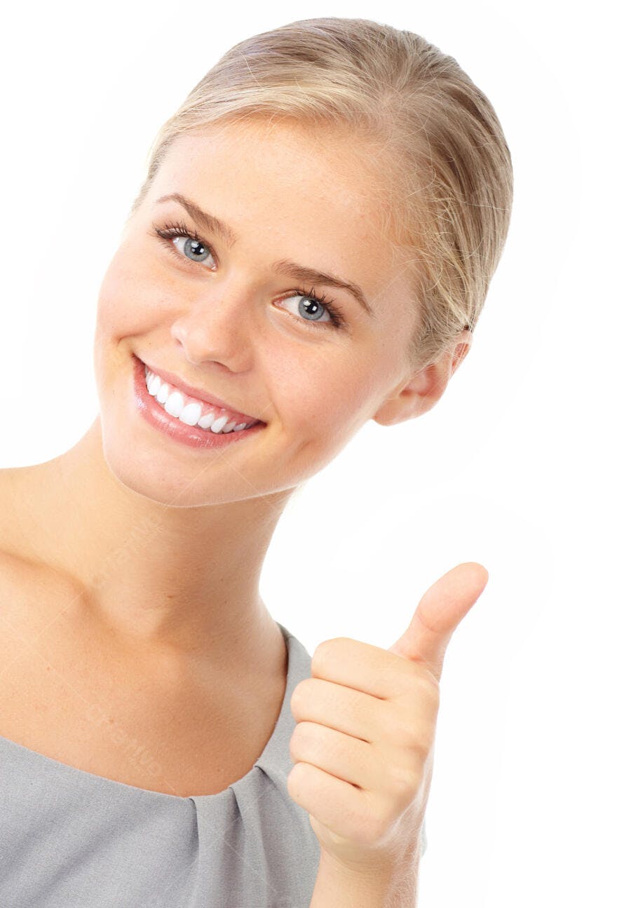 Mulher jovem com polegar para cima sorrindo