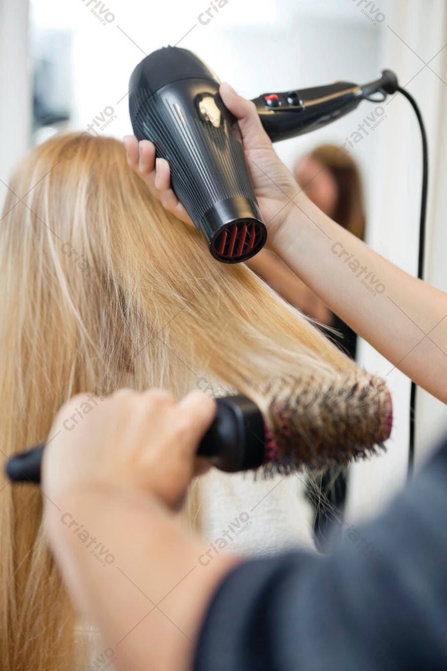 Secando cabelo loiro com escova e secador