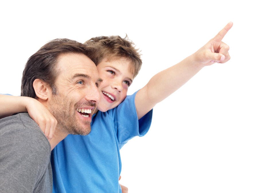 Pai e filho sorrindo fundo branco