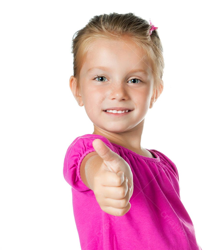 Menina mostrando positivo fundo branco