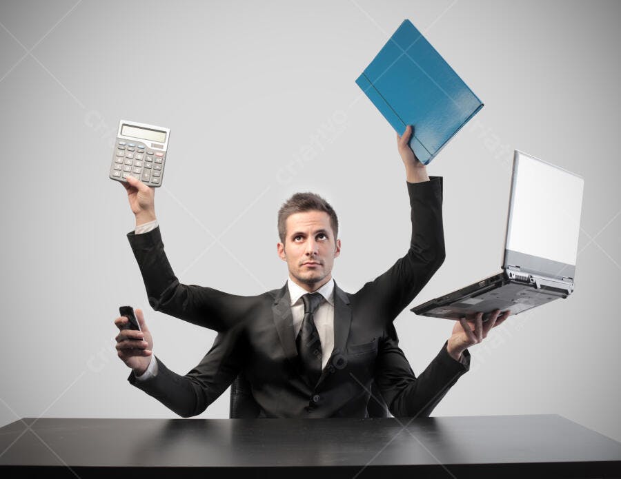 Executivo multitarefas com calculadora laptop e celular
