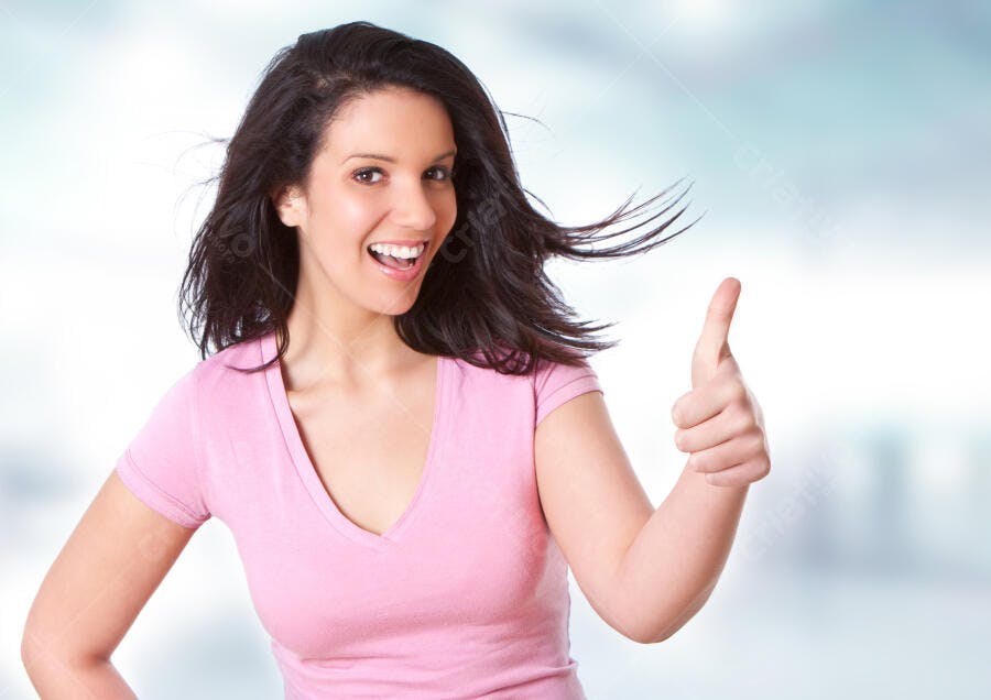Mulher mostrando positivo com fundo desfocado