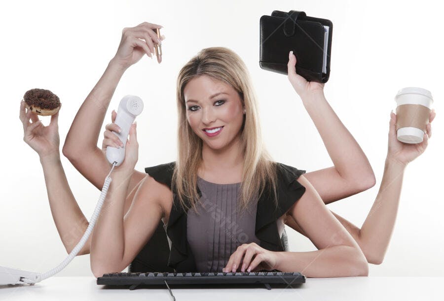 Mulher executiva multitarefas escritório