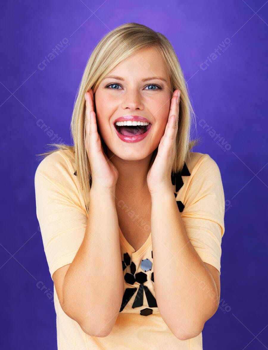Mulher loira surpresa fundo roxo