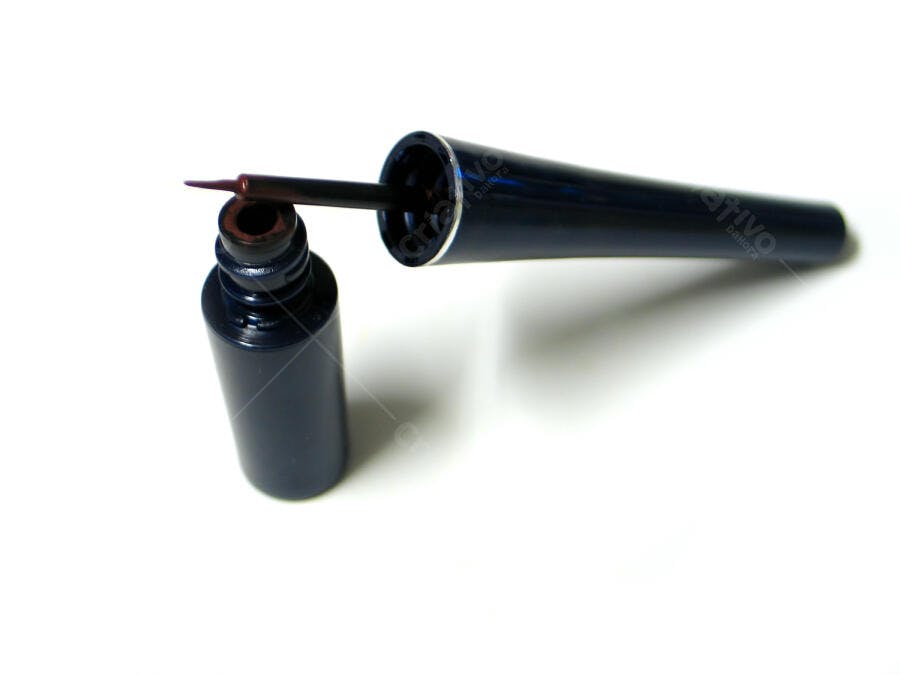 Delineador marrom escuro frasco azul