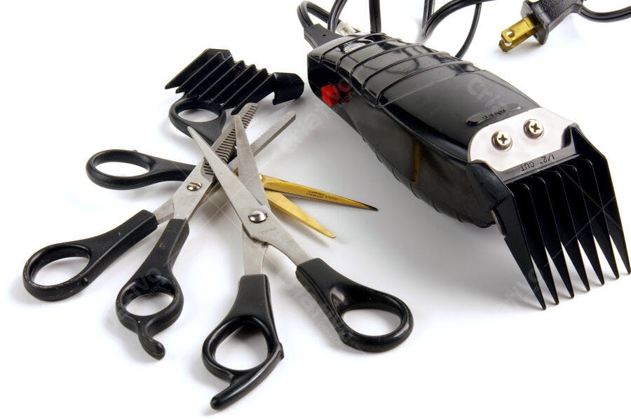 Tesoura navalha e máquina de cortar cabelo