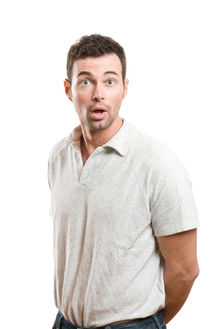 Homem surpreso camisa cinza fundo branco