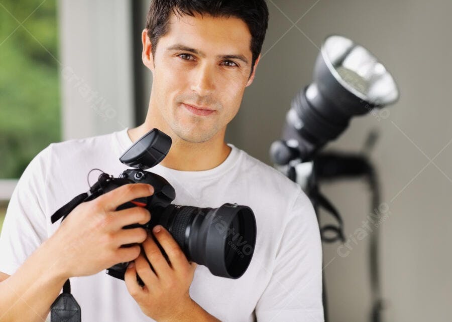 Fotógrafo segurando câmera DSLR