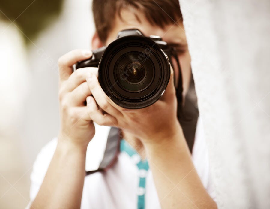 Fotógrafo com câmera DSLR em foco