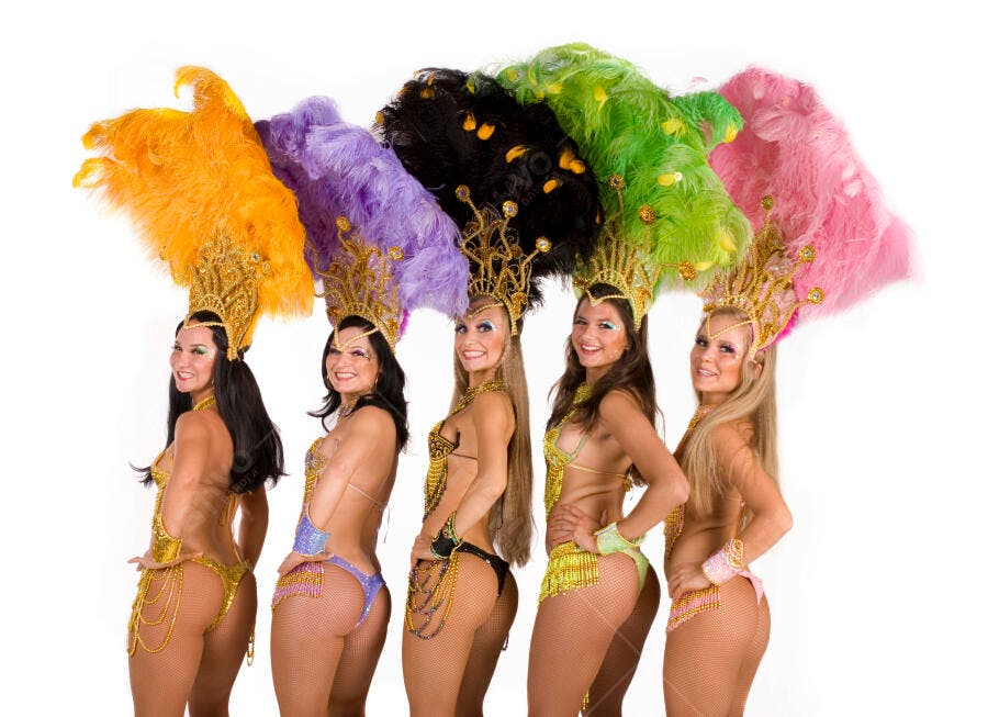 Bailarinas de Carnaval em trajes vibrantes