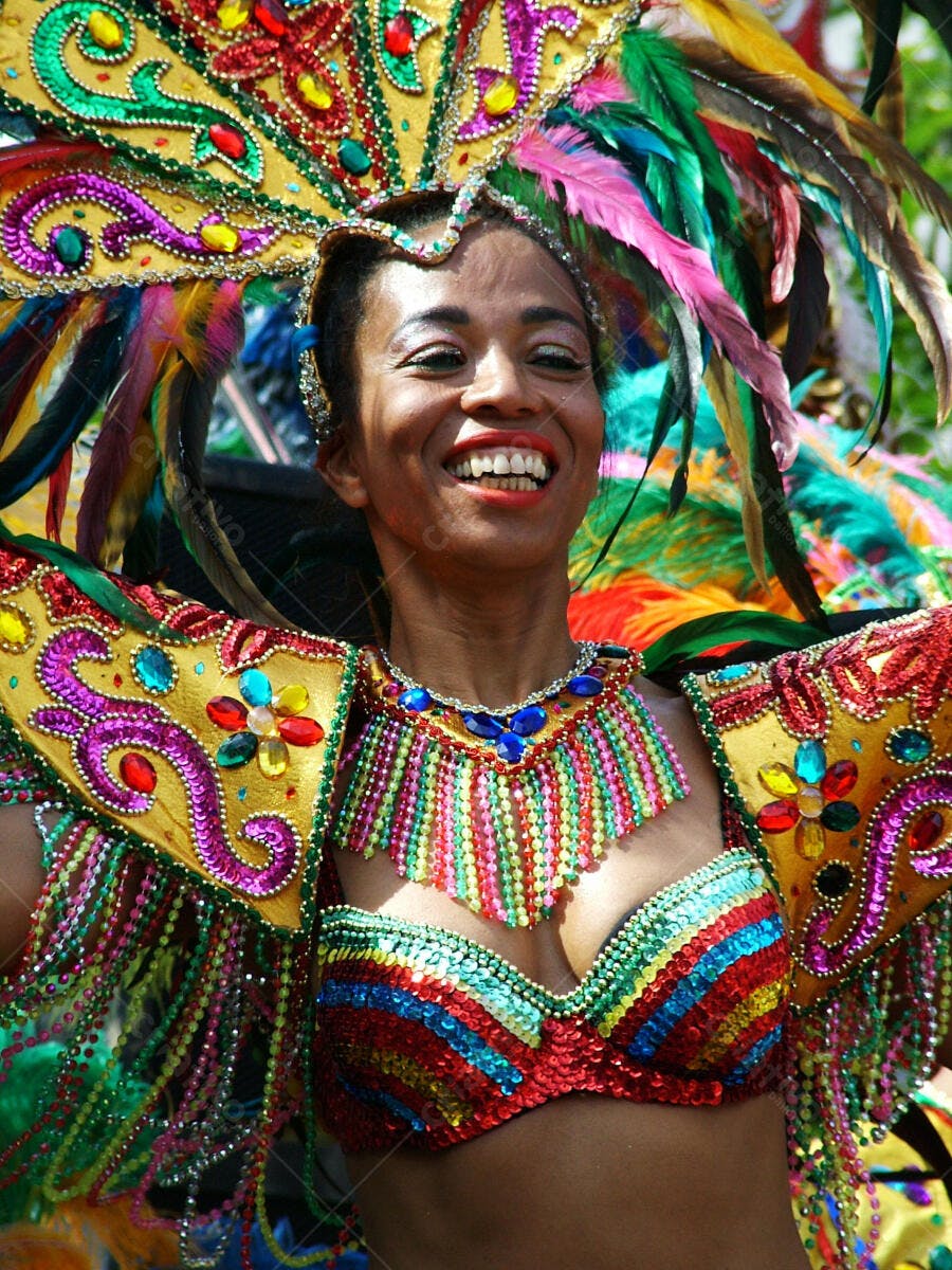 Bailarina de Carnaval com fantasia vibrante