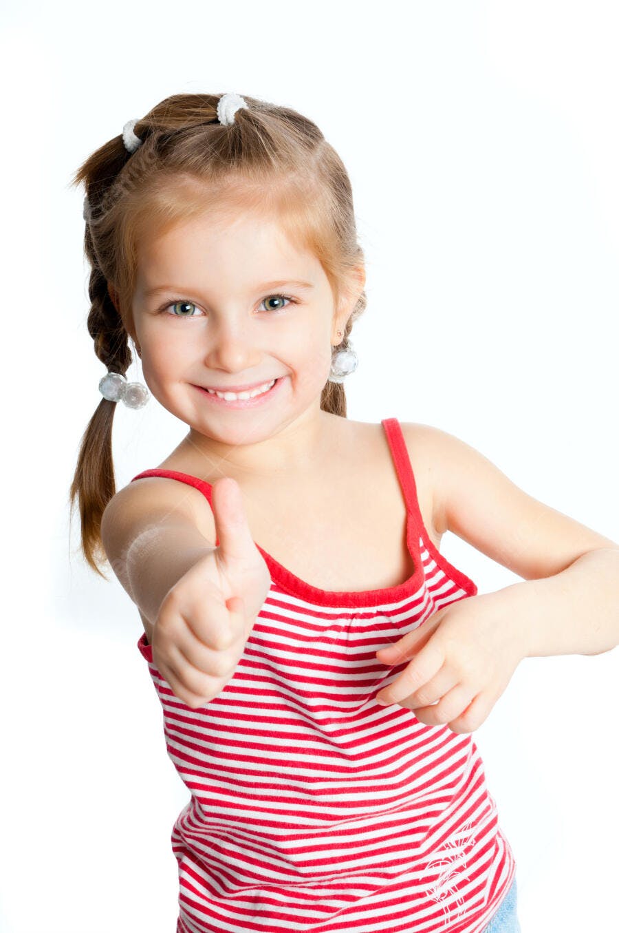 Menina sorridente mostrando positivo