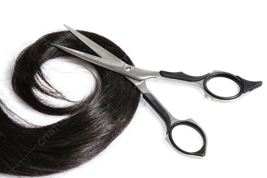 Tesoura e cabelo preto longo
