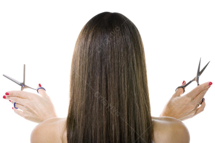 Cabelo longo com tesouras