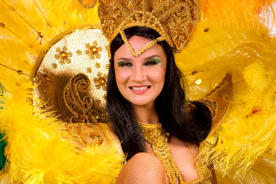Bailarina em traje dourado e amarelo Carnaval