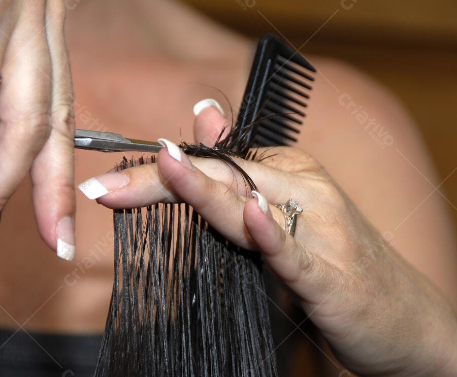 Corte de cabelo profissional com tesoura e pente