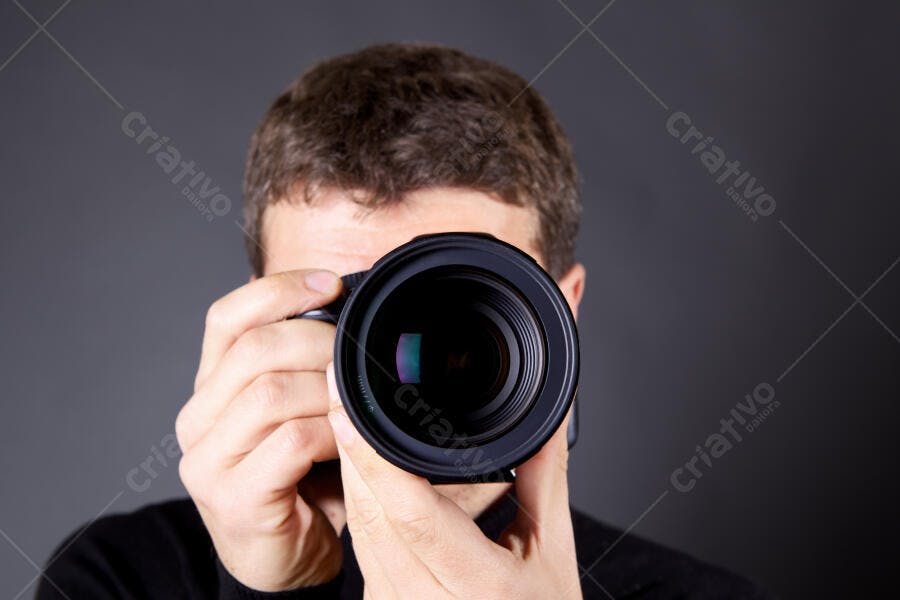 Fotógrafo com câmera DSLR profissional