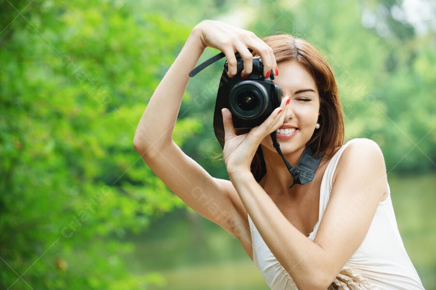 Fotógrafa feliz tirando foto em parque