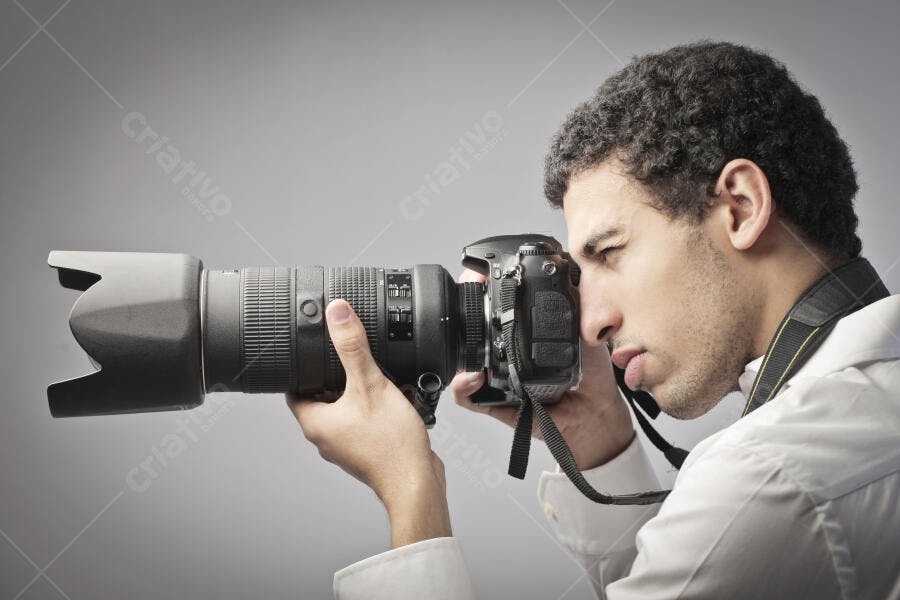Fotógrafo profissional usando câmera DSLR