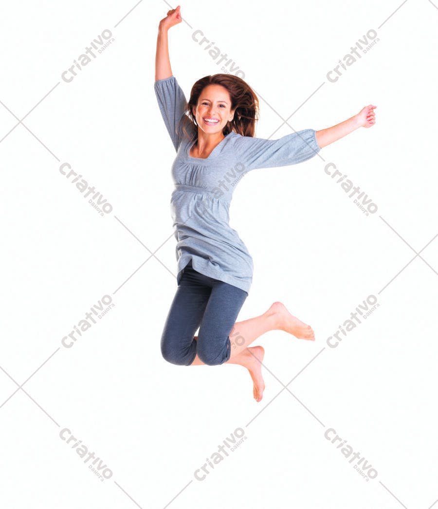 Mulher feliz pulando fundo branco