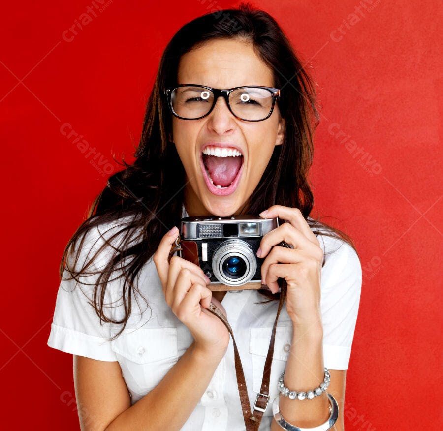 Mulher com óculos segurando câmera vintage fundo vermelho