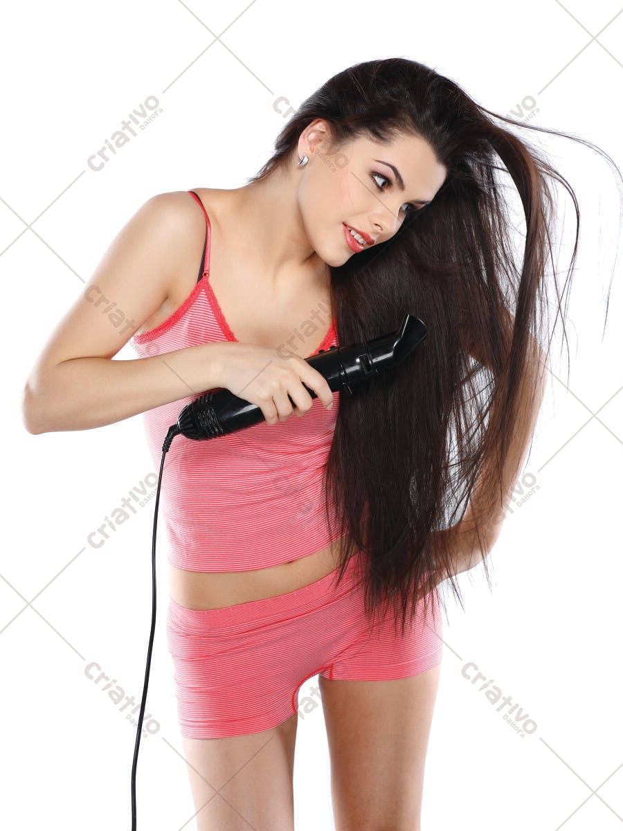 Mulher secando cabelo longo com secador
