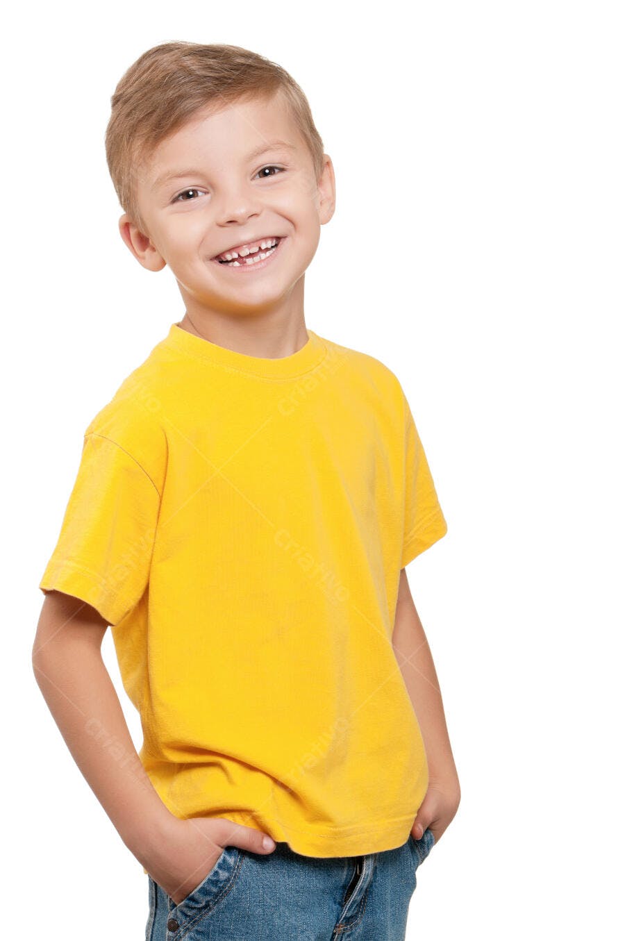 Menino sorridente camiseta amarela