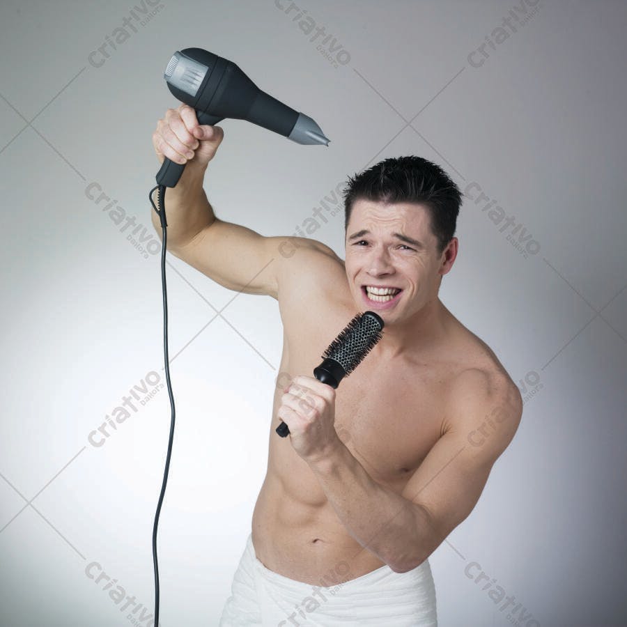 Homem cantando com secador e escova