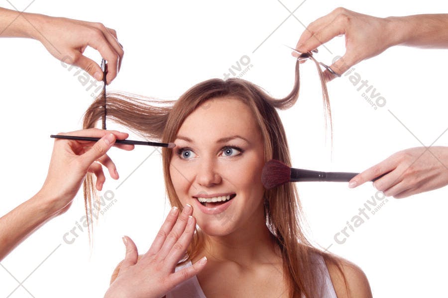 Mulher recebendo maquiagem e corte de cabelo