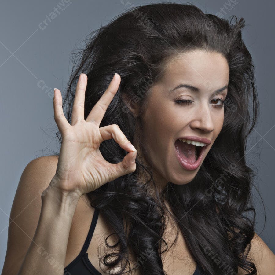 Mulher mostrando OK com piscadela