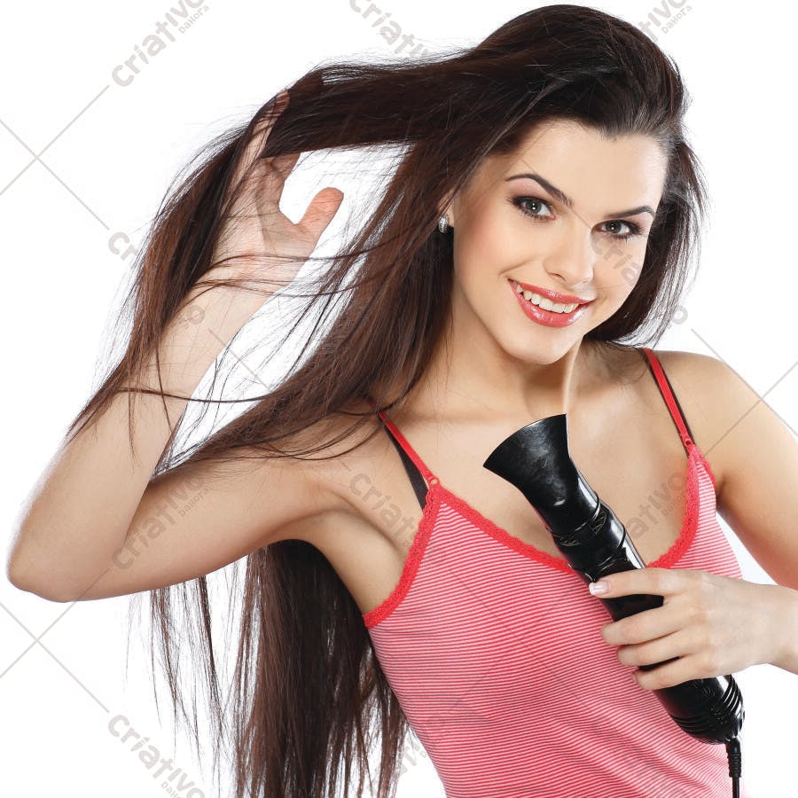 Mulher secando cabelo longo com secador