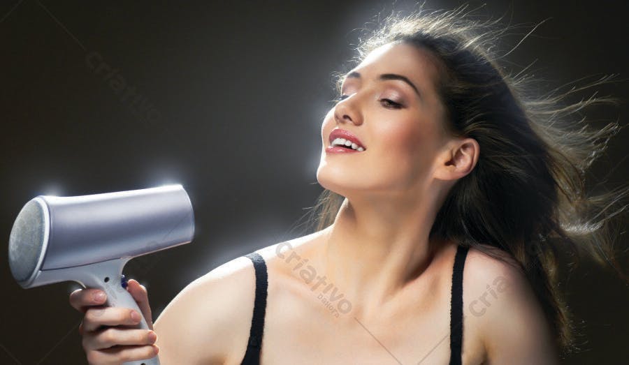 Mulher secando cabelo com secador