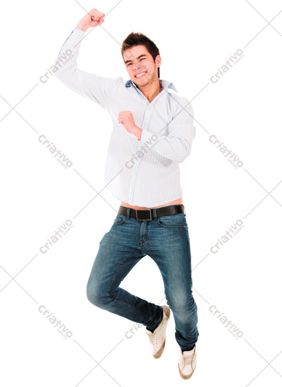 Homem pulando de alegria camisa azul jeans