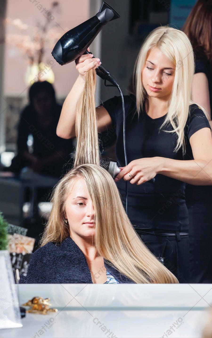 Secagem de cabelo loiro em salão
