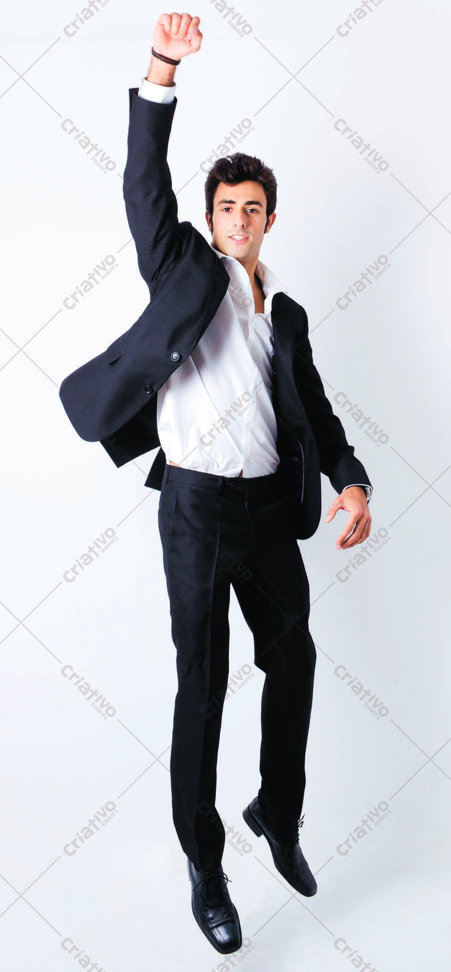Homem de terno pulando fundo branco