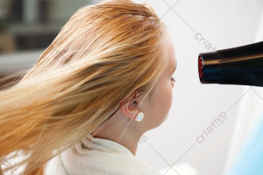 Secando cabelo loiro com secador