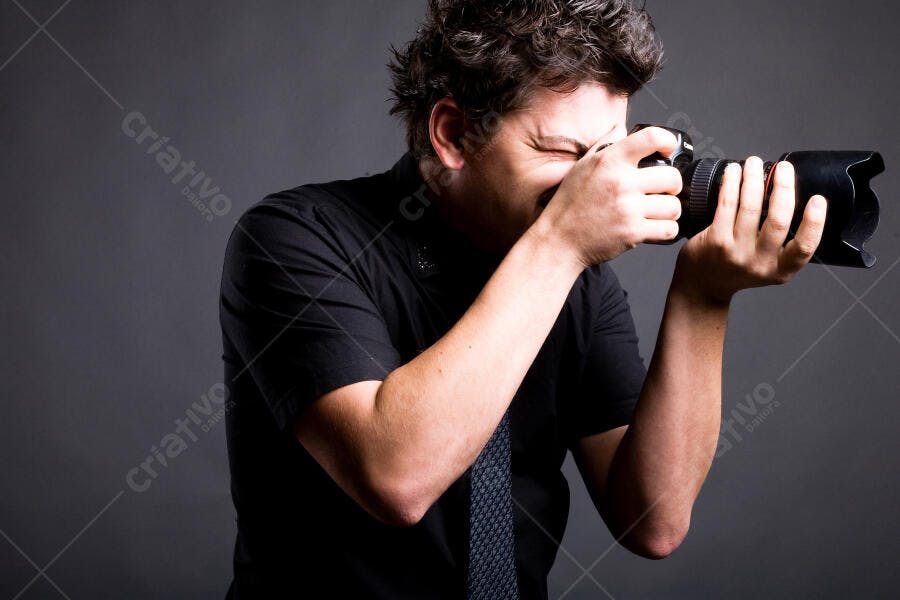 Fotógrafo tirando foto com câmera DSLR