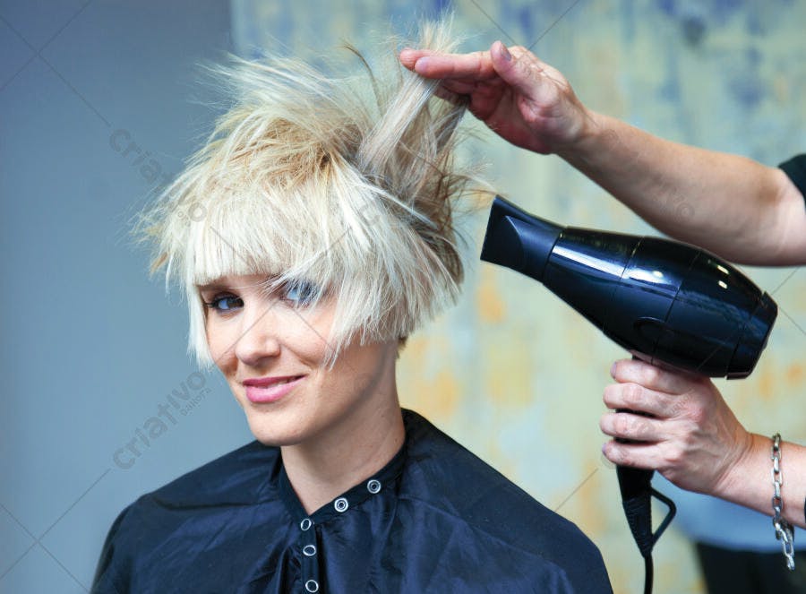 Secagem de cabelo loiro em salão