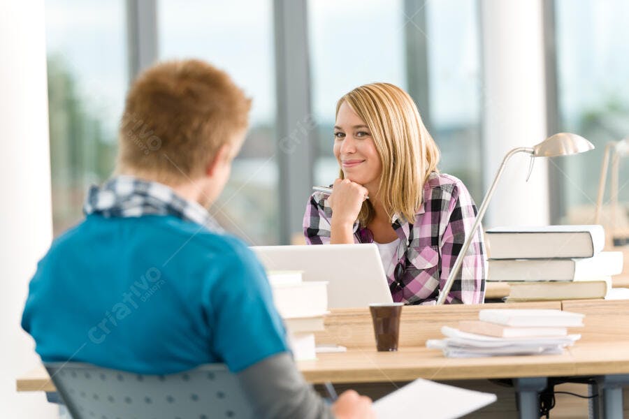 Estudantes universitários estudando juntos
