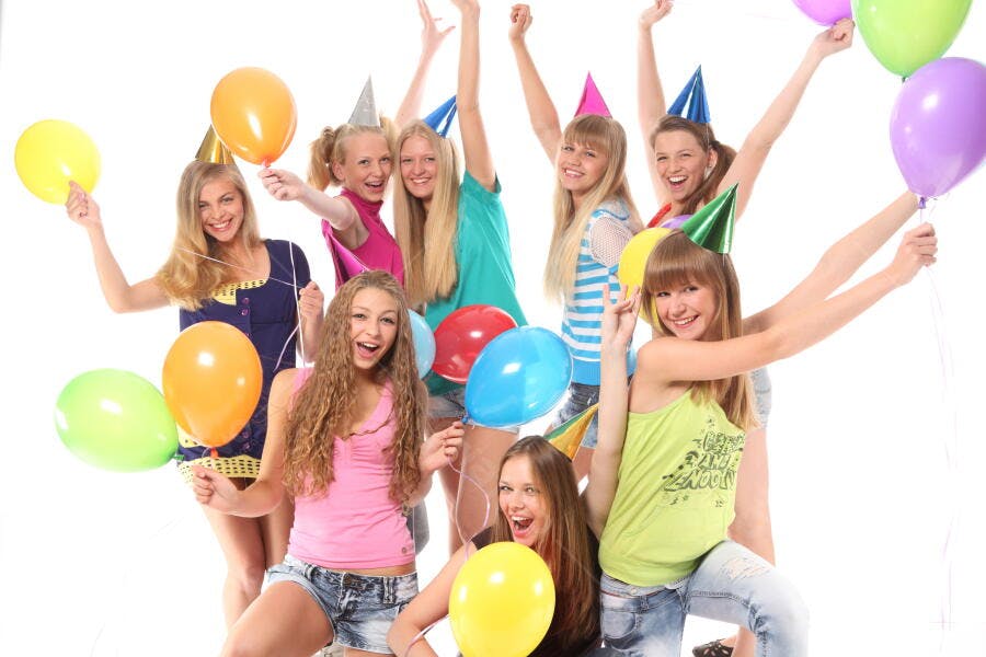 Amigas em festa de aniversário com balões