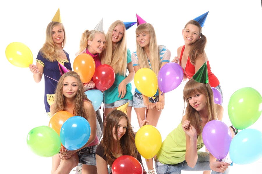 Amigas em festa com balões coloridos
