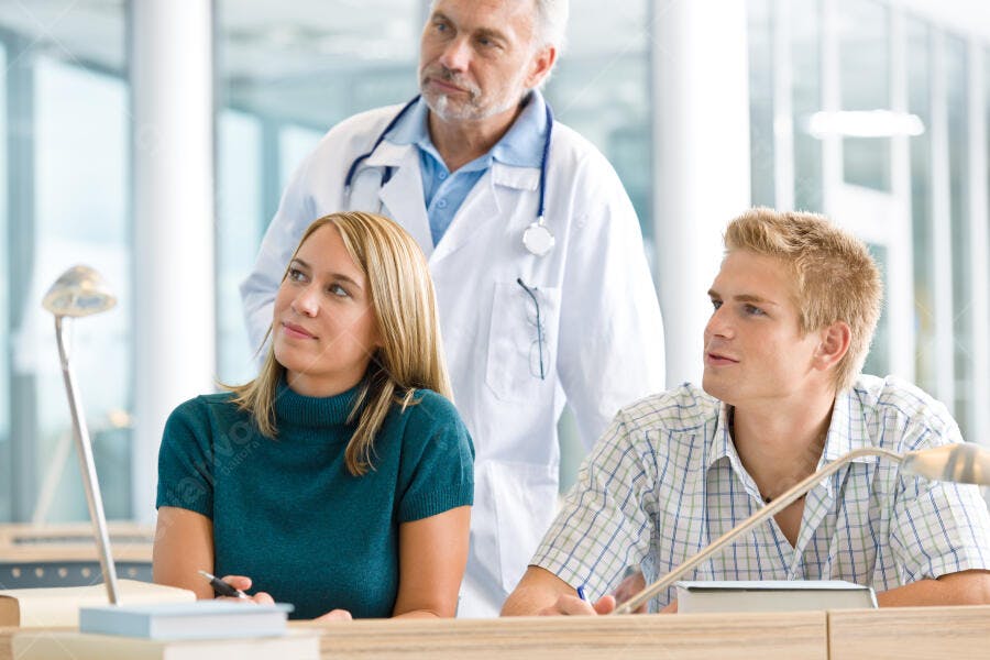 Estudantes e médico em sala de aula