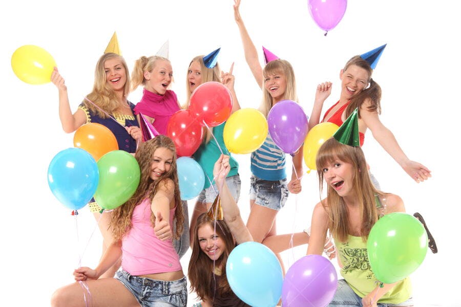 Amigas jovens festa balões coloridos