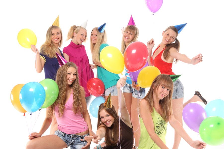 Amigas adolescentes festa balões coloridos