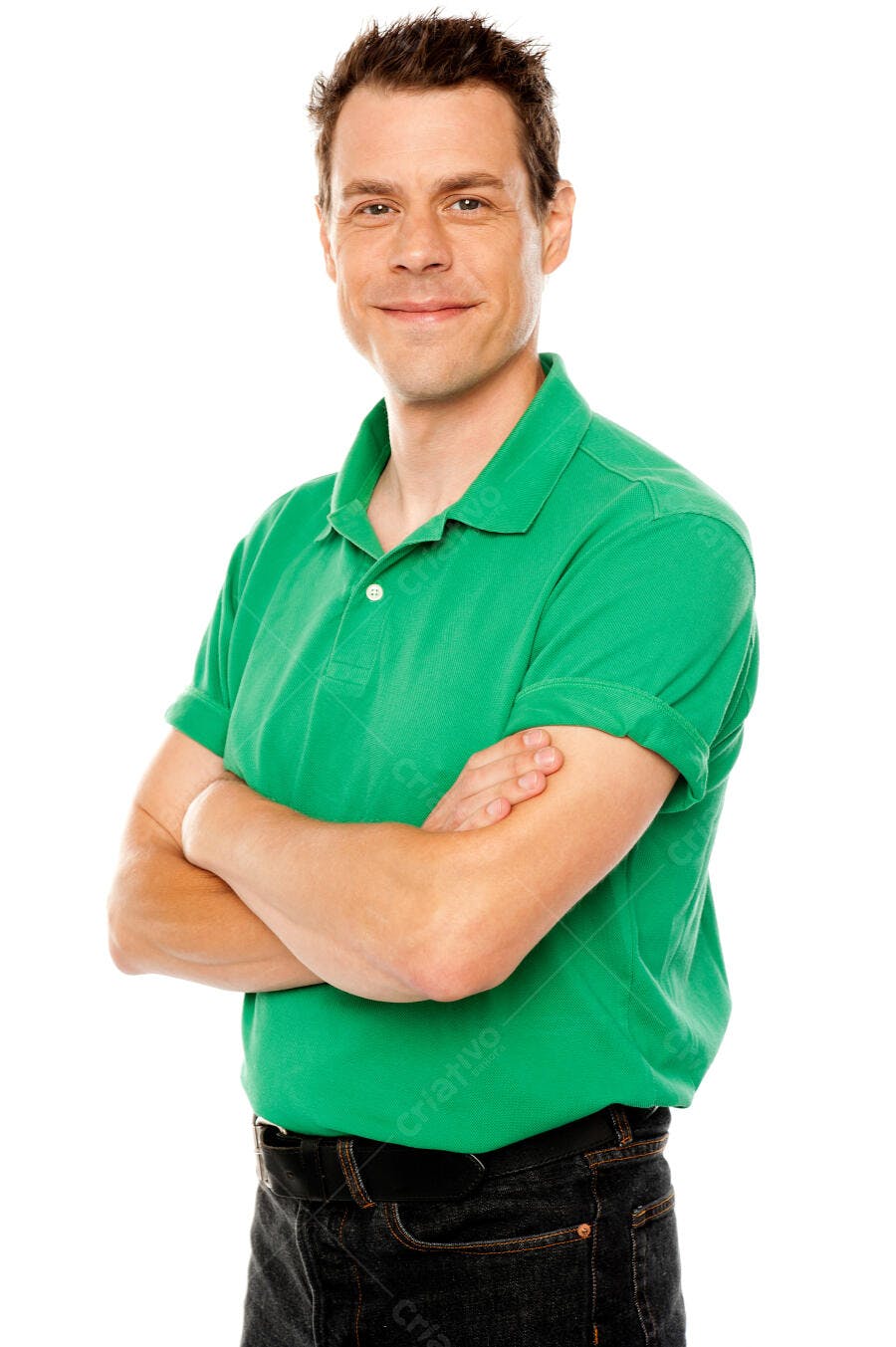 Homem sorrindo camisa verde braços cruzados