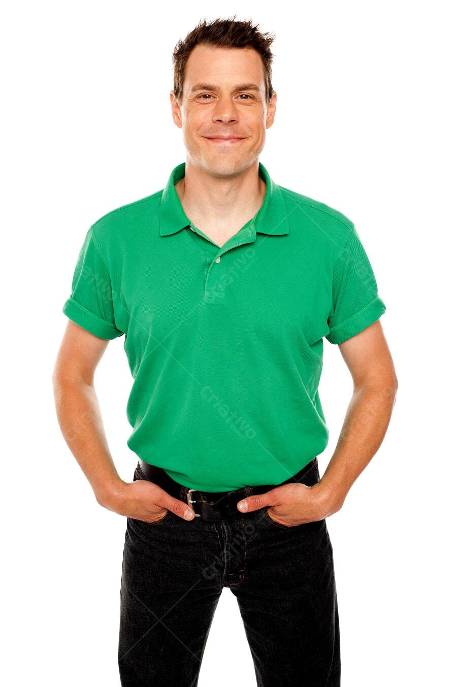 Homem sorrindo camisa verde fundo branco