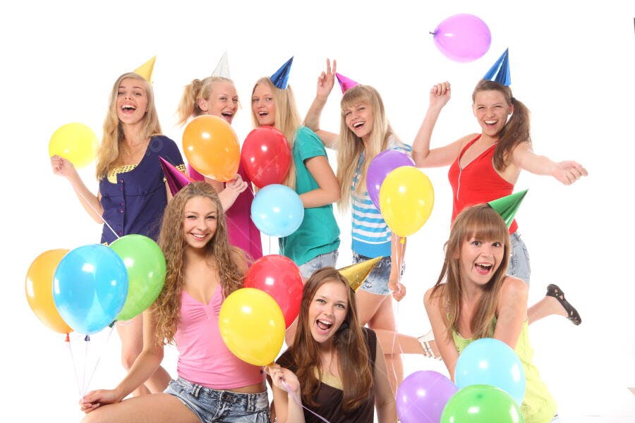 Amigas festejando com balões coloridos