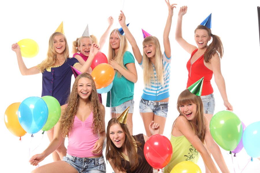 Adolescentes felizes festa aniversário balões